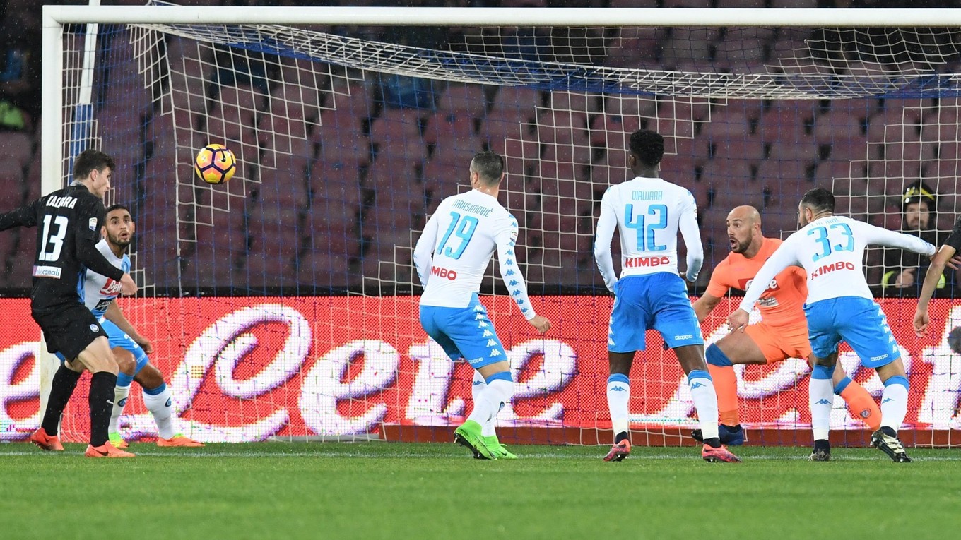 Mattia Caldara (vľavo) strieľa jeden zo svojich dvoch gólov do siete SSC Neapol.