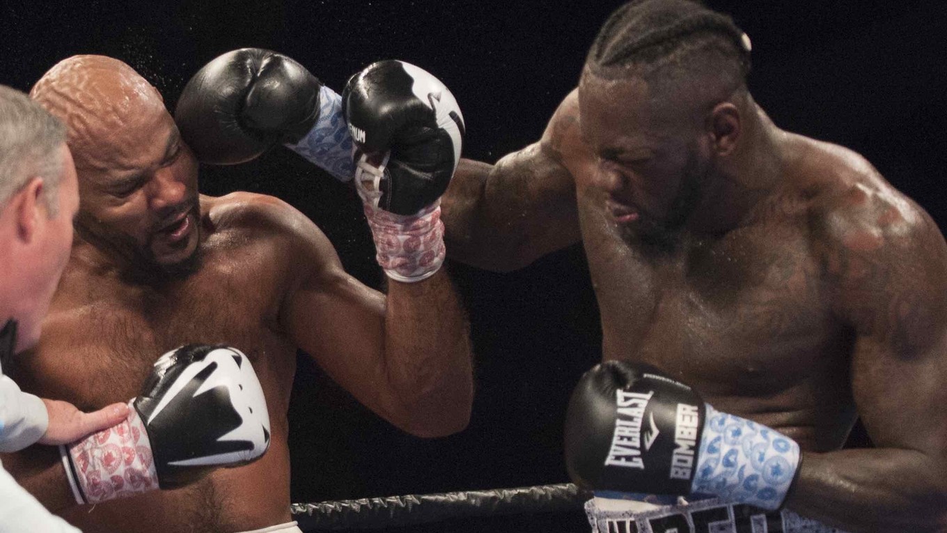 Deontay Wilder (vpravo) obhájil opasok organizácie WBC v superťažkej hmotnostnej kategórii.