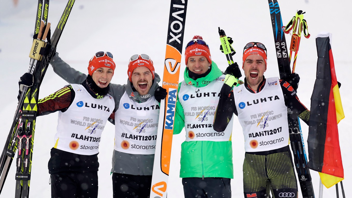 Kvarteto Björn Kircheisen, Eric Frenzel, Fabian Riessle a Johannes Rydzek oslavujú zisk zlatých medailí.