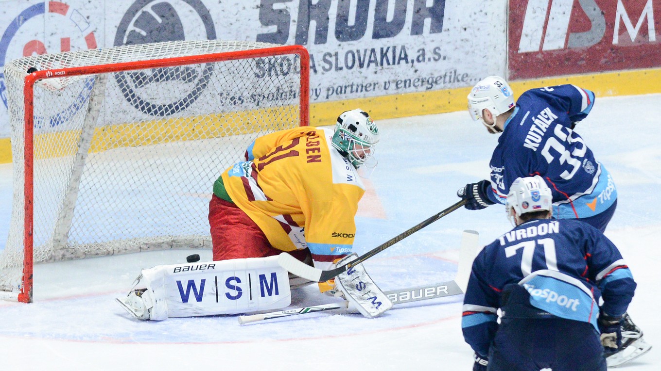 Tibr Kutálek (vpravo) strieľa gól do siete Larsa Voldena.
