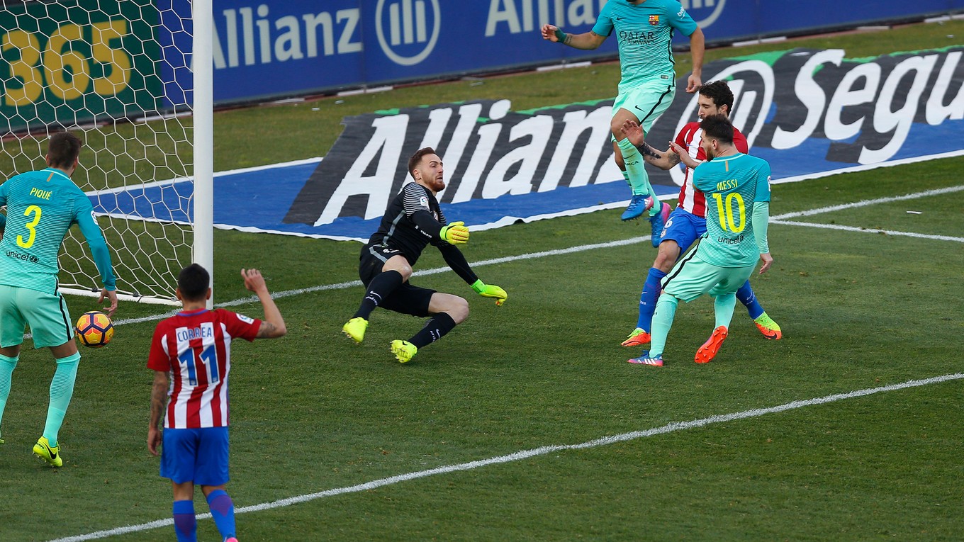 Lionel Messi (s číslom 10) strieľa gól do siete Atlética Madrid.
