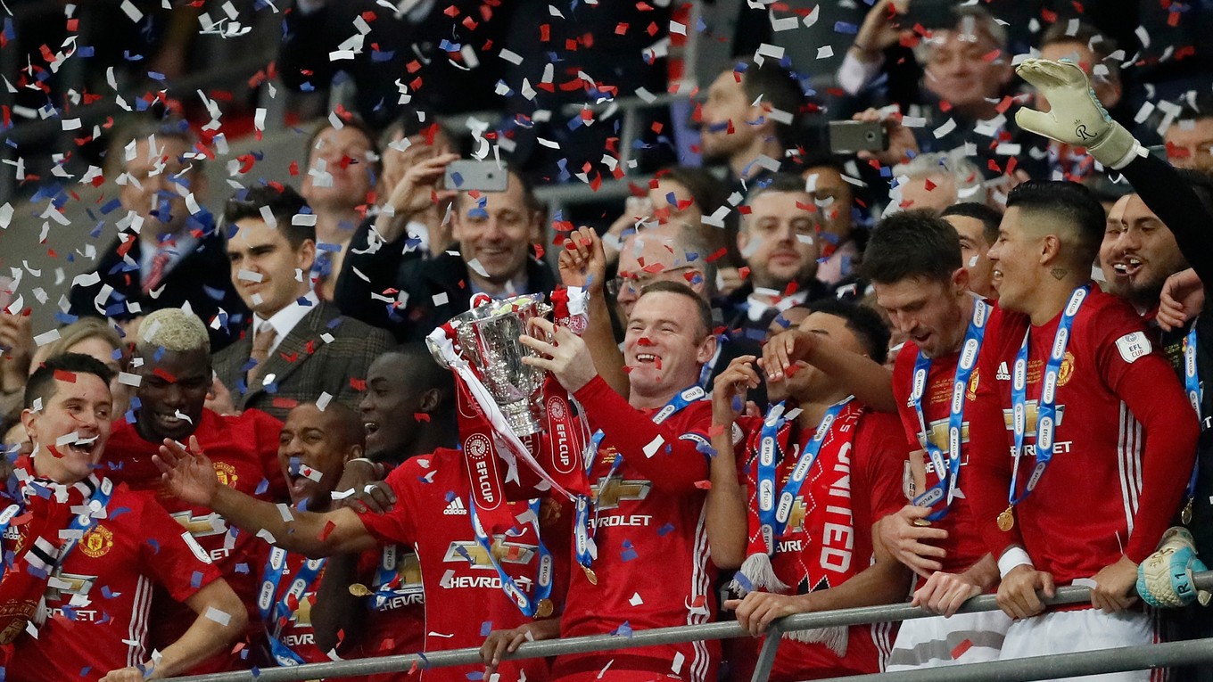 Wayne Rooney dvíha nad hlavu víťaznú trofej.