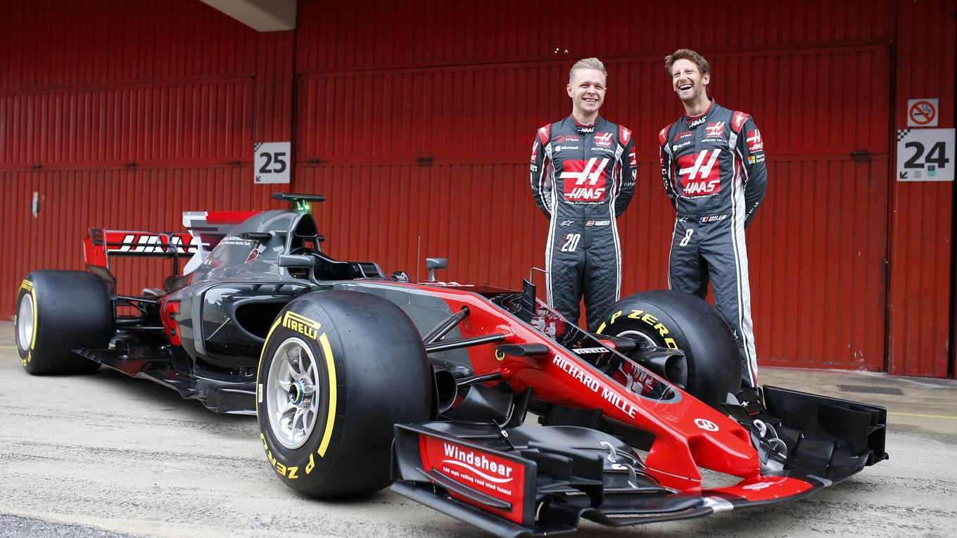 Vo farbách Haasu budú v budúcej sezóne jazdiť Romain Grosjean (vpravo) a Kevin Magnussen.