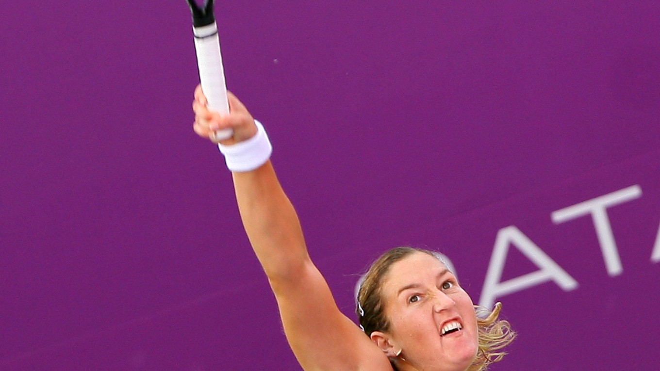 Izraelská tenistka Šahar Peerová odvracia loptičku Ruske Svetlane Kuznecovovej na tenisovom turnaji WTA v katarskej Dauhe.