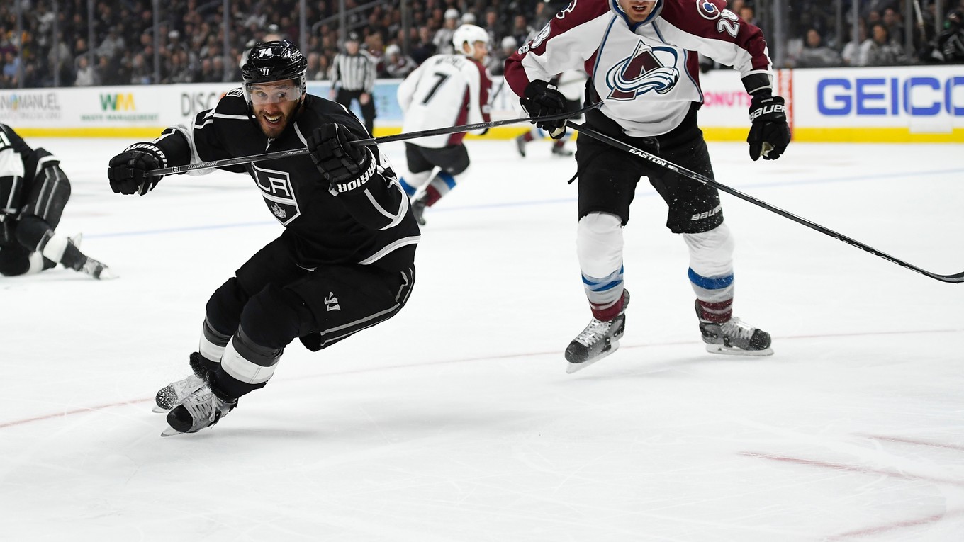 Dwight King (vľavo).