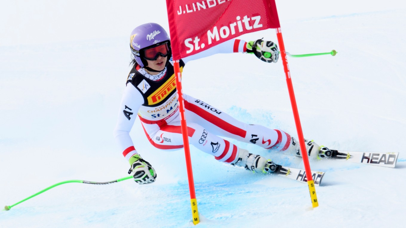 Rakúska zjazdárka Anna Veithová na trati preteku Super-G na Majstrovstvách sveta v alpskom lyžovaní vo švajčiarskom St. Moritzi.