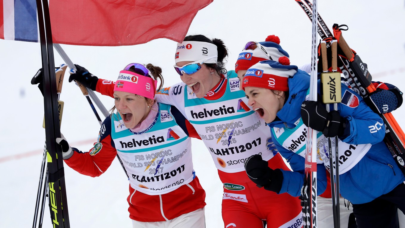 Nórske bežkyne na lyžiach sa radujú z triumfu.