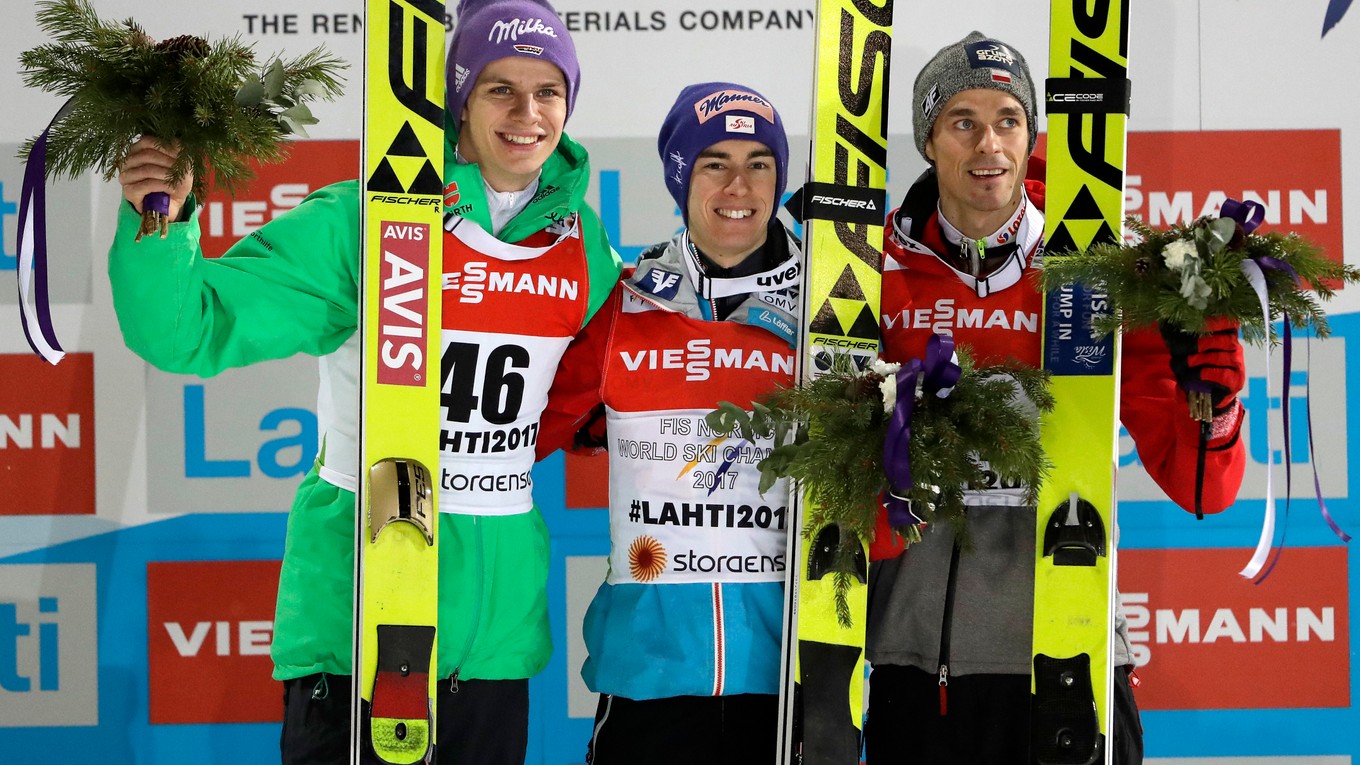 Uprostred rakúsky skokan na lyžiach Stefan Kraft, Andreas Wellinger (vľavo) a Piotr Zyla (vpravo).