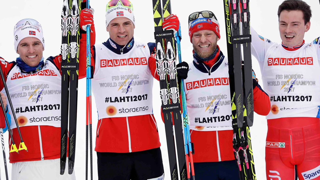 Nórski bežci na lyžiach v zložení Didrik Tönseth, Niklas Dyrhaug, Martin Johnsrud Sundby a Finn Haagen Krogh.