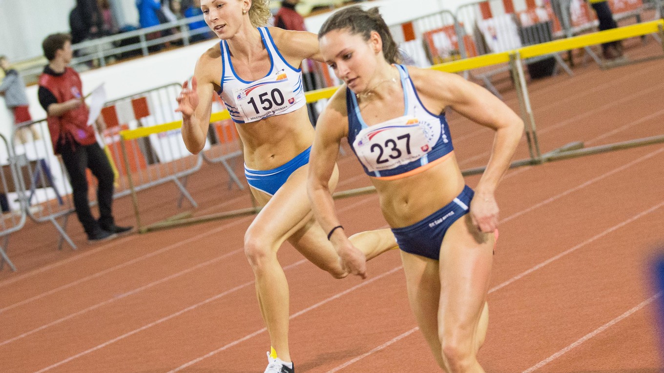 Zľava: Atlétky Lucia Slaničková a Simona Takácsová v behu žien na 60 m cez prekážky počas halových majstrovstiev Slovenskej republiky.