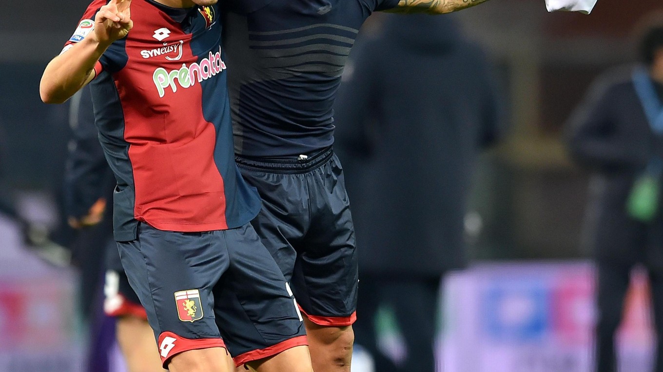 Na snímke hráči Janova Ezequiel Matias Munoz (vľavo) a Armando Izzo oslavujú víťazstvo v dohrávke 3. kola talianskej Serie A vo futbale FC Janov - AC Fiorentina (1:0) 15. decembra 2016.