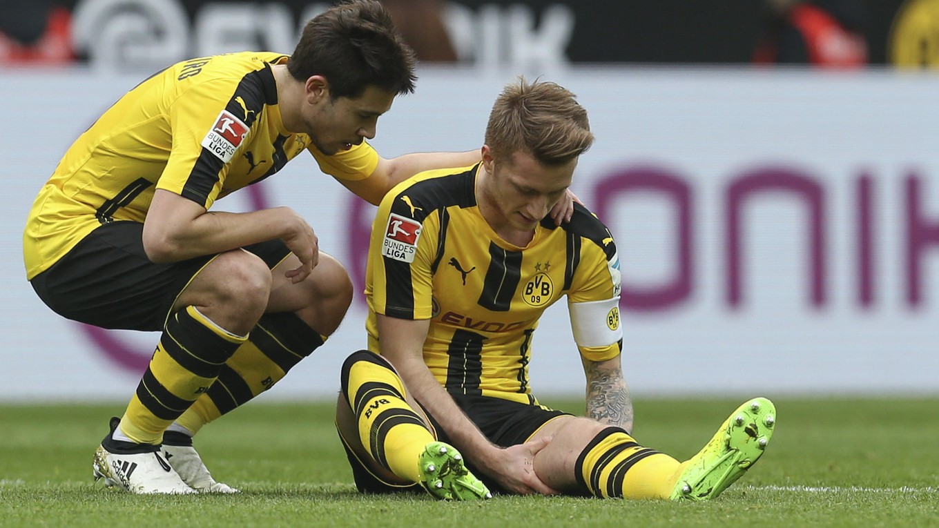Marco Reus zápas s Leverkusenom nedohral.