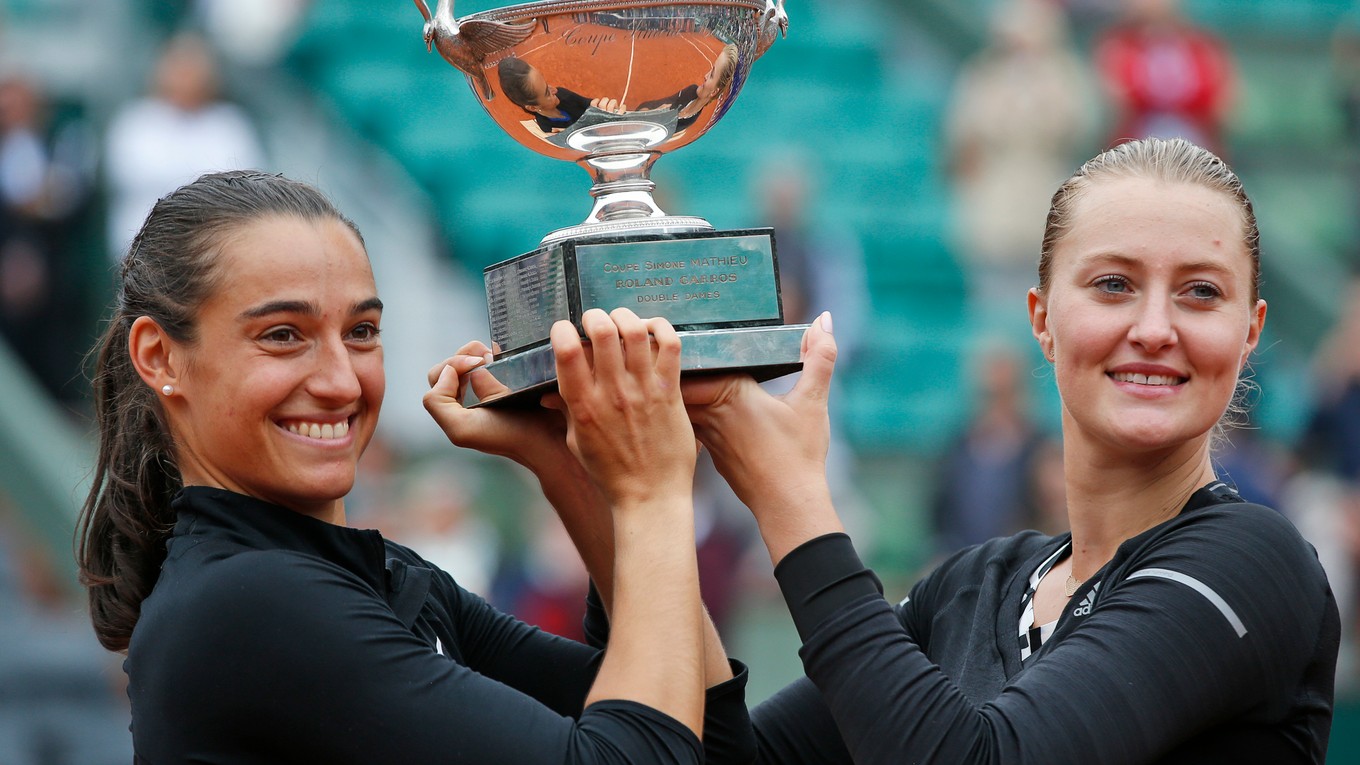 Francúzsky pár Caroline Garciová (vľavo) a Kristina Mladenovicová pózuje s trofejou po ich výhre nad ruským párom Jekaterina Makarovová, Jelena Vesninová vo finále ženskej štvorhry grandslamového tenisového turnaja Roland Garros v Paríži 5. júna 2016.