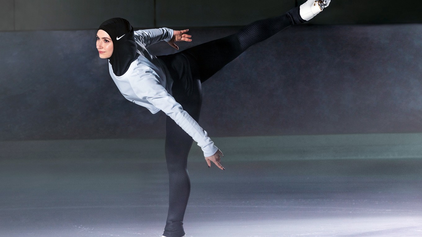 Na nedatovanej snímke krasokorčuliarka zo Spojených arabských emirátov Zahra Lárí má na hlave šatku hidžáb značky Nike. Americký výrobca športového oblečenia Nike v utorok 7. marca 2017 predstavil šatku hidžáb pre moslimské športovkyne. Pokrývku hlavy nazvanú Nike Pro Hijab vyvíjala firma rok v spolupráci so športovkyňami.