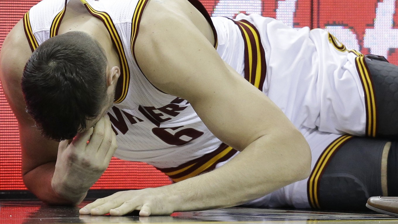 Andrew Bogut nedohral hneď prvý zápas v drese Clevelandu.