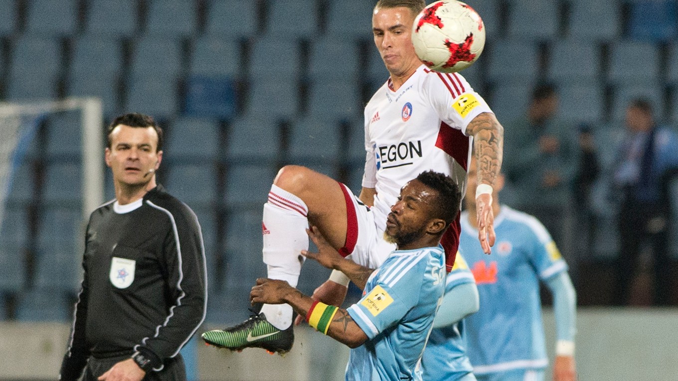 Hráč Trenčína Desley Ubbink (v bielom) bojuje o loptu so Seydoubom Soumahom.