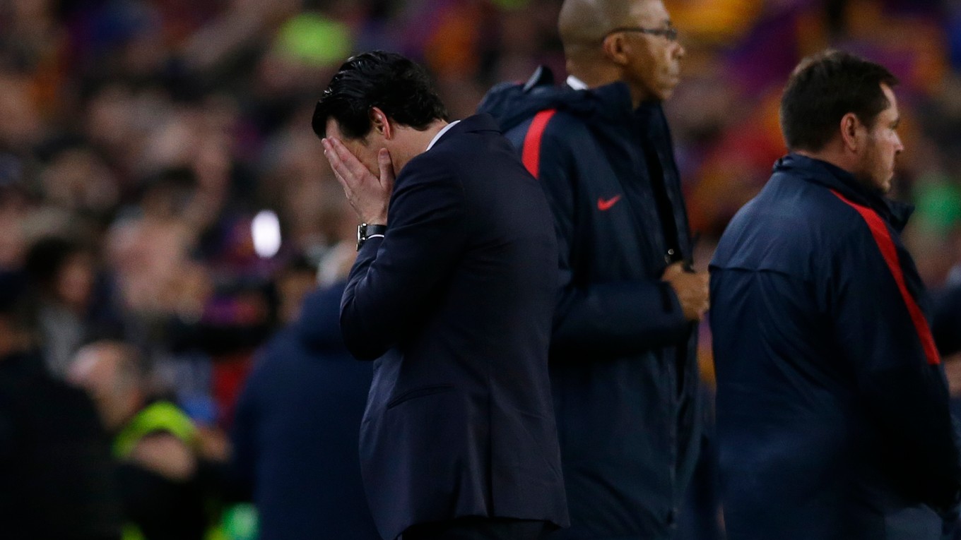 Tréner Paríža Saint Germain Unai Emery smúti po prehre s Barcelonou.