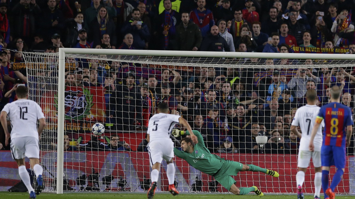 Brankár Paríža Saint Germain Kevin Trapp inkasuje gól z pokutového kopu Lionela Messiho.