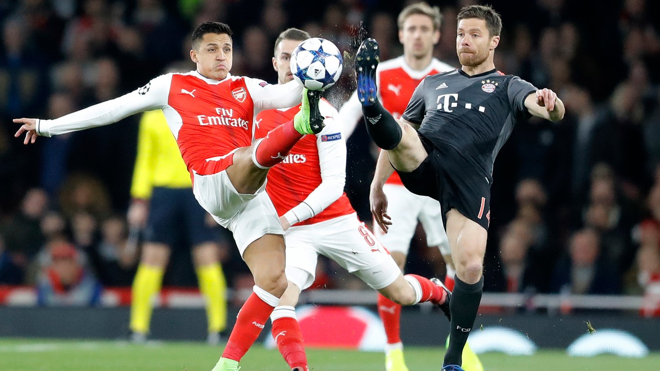 Xabi Alonso (vpravo) si v súčasnosti oblieka dres Bayernu Mníchov.