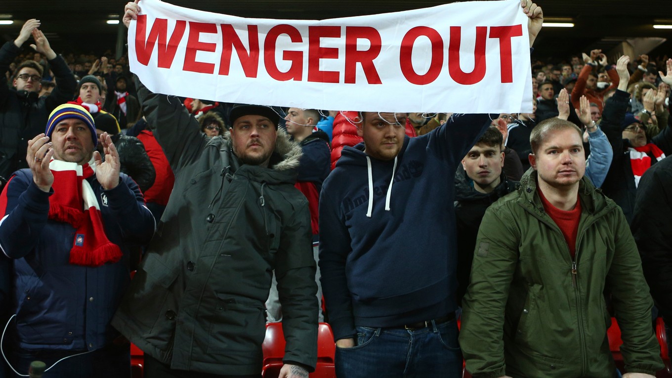 Fanúšikovia Arsenalu čoraz viac volajú po odvolaní Arsena Wengera.