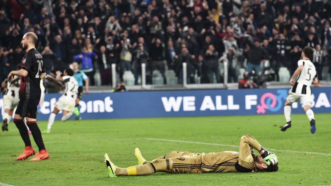 Brankár AC Miláno Gianluigi Donnarumma sa chytá za hlavu po víťaznom góle Juventusu.