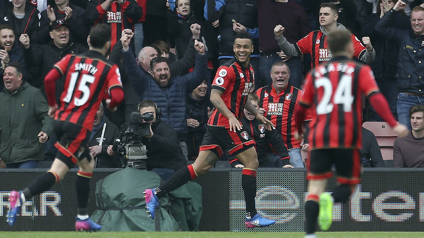 Hráči a fanúšikovia Bournemouthu sa radujú po jednom z gólov.