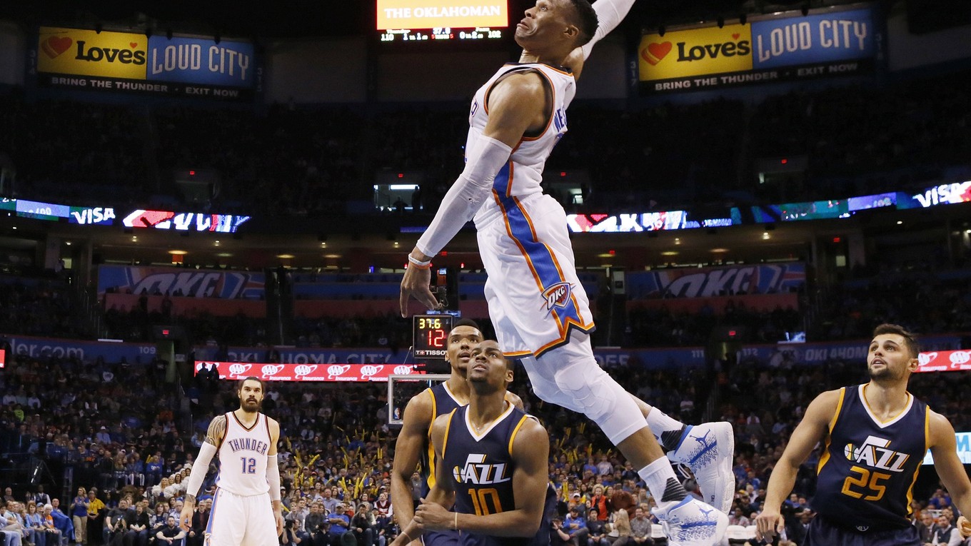 Russell Westbrook (vo výskoku) opäť potvrdil svoju výnimočnosť.