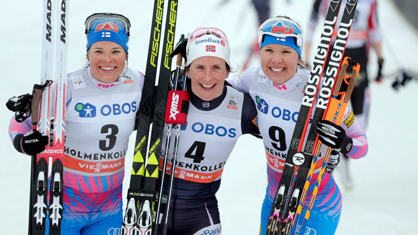 Tri najlepšie pózujú po pretekoch na 30 kilometrov - zľava druhá Krista Pärmäkoskiová, v streda víťazka Marit Björgenová a vpravo tretia Kerttu Niskanenová.