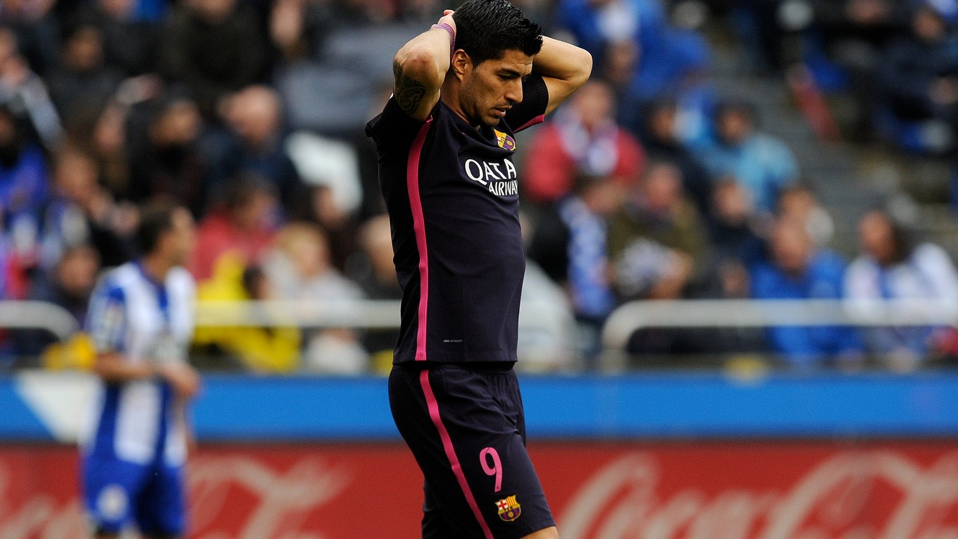 Luis Suárez najbližší mesiac Barcelone nepomôže.