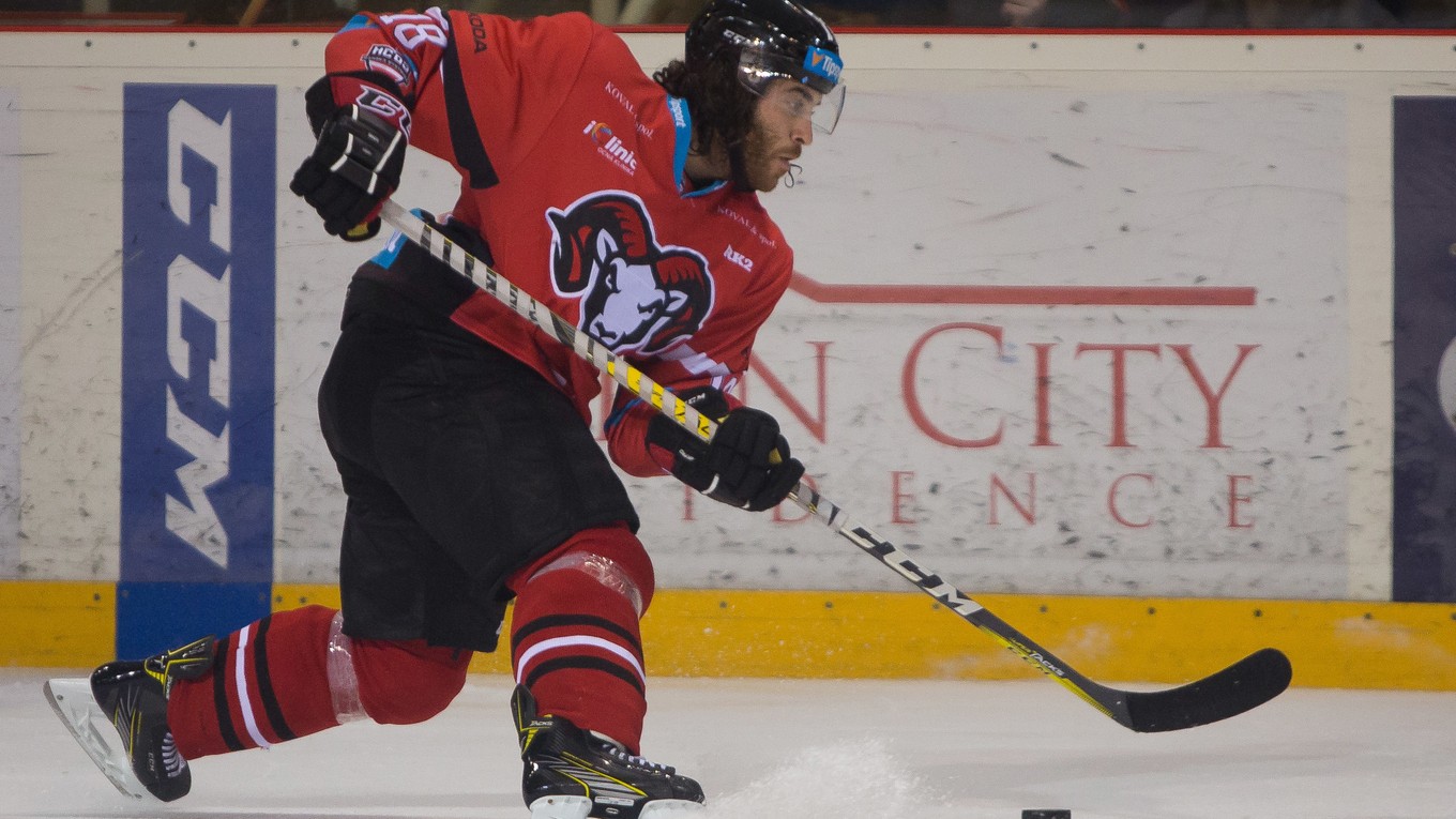 Na snímke Mathew Maione (Banská Bystrica) v zápase 46. kola hokejovej Tipsport ligy medzi HC'05 iClinic Banská Bystrica - HK Nitra.