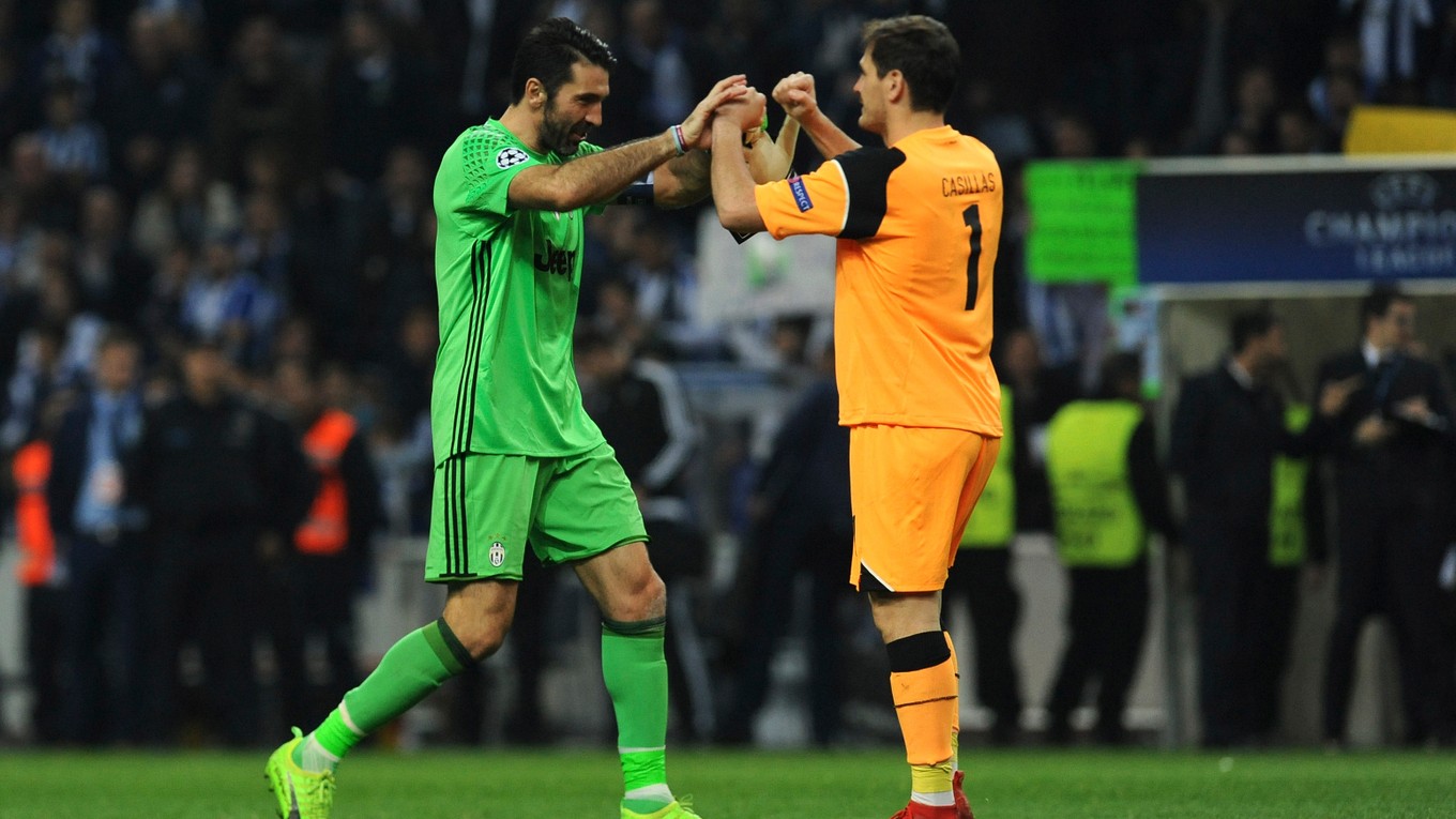 Iker Casillas (vpravo) a Gianluigi Buffon sú európskymi rekordérmi v počte reprezentačných zápasov.