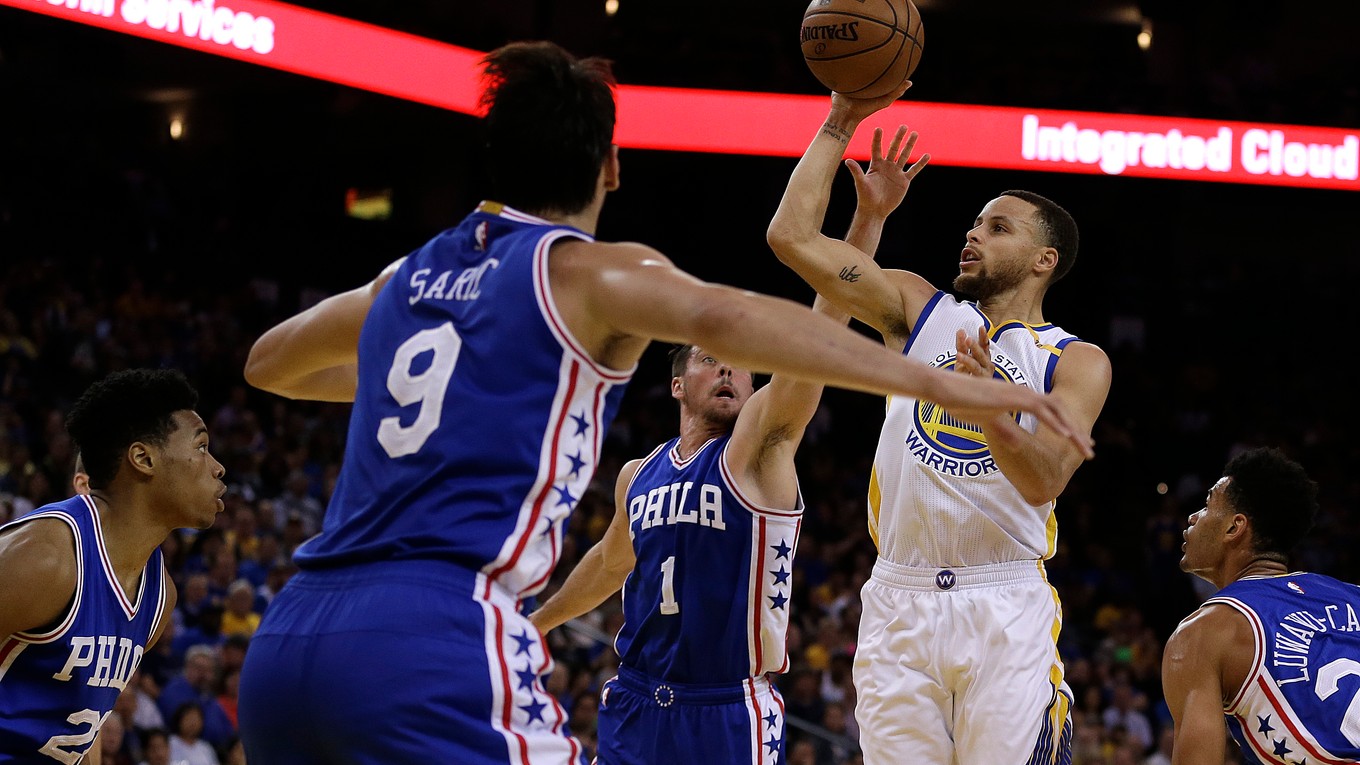 Stephen Curry (vpravo).