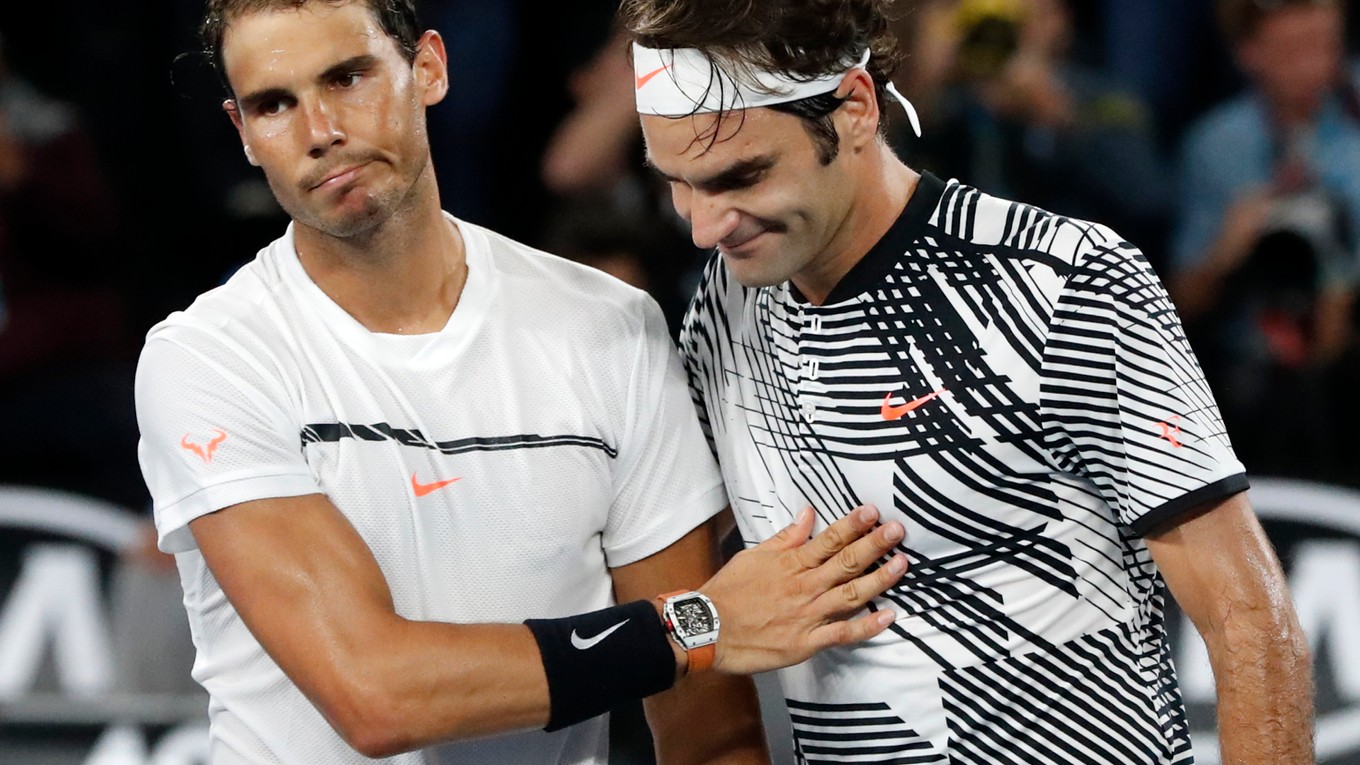 Rafael Nadal (vľavo) a Roger Federer.
