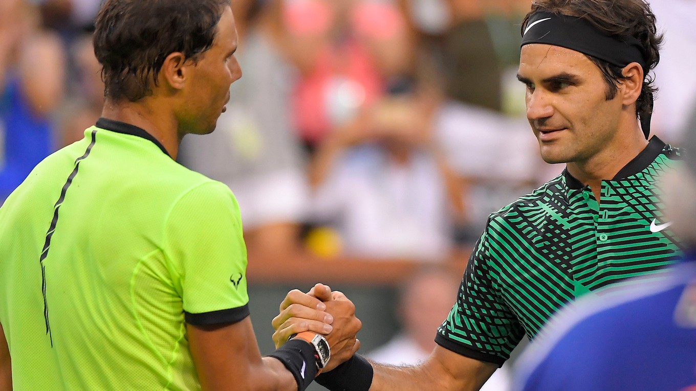 Roger Federer (vpravo) prijíma gratulácie od Rafaela Nadala.