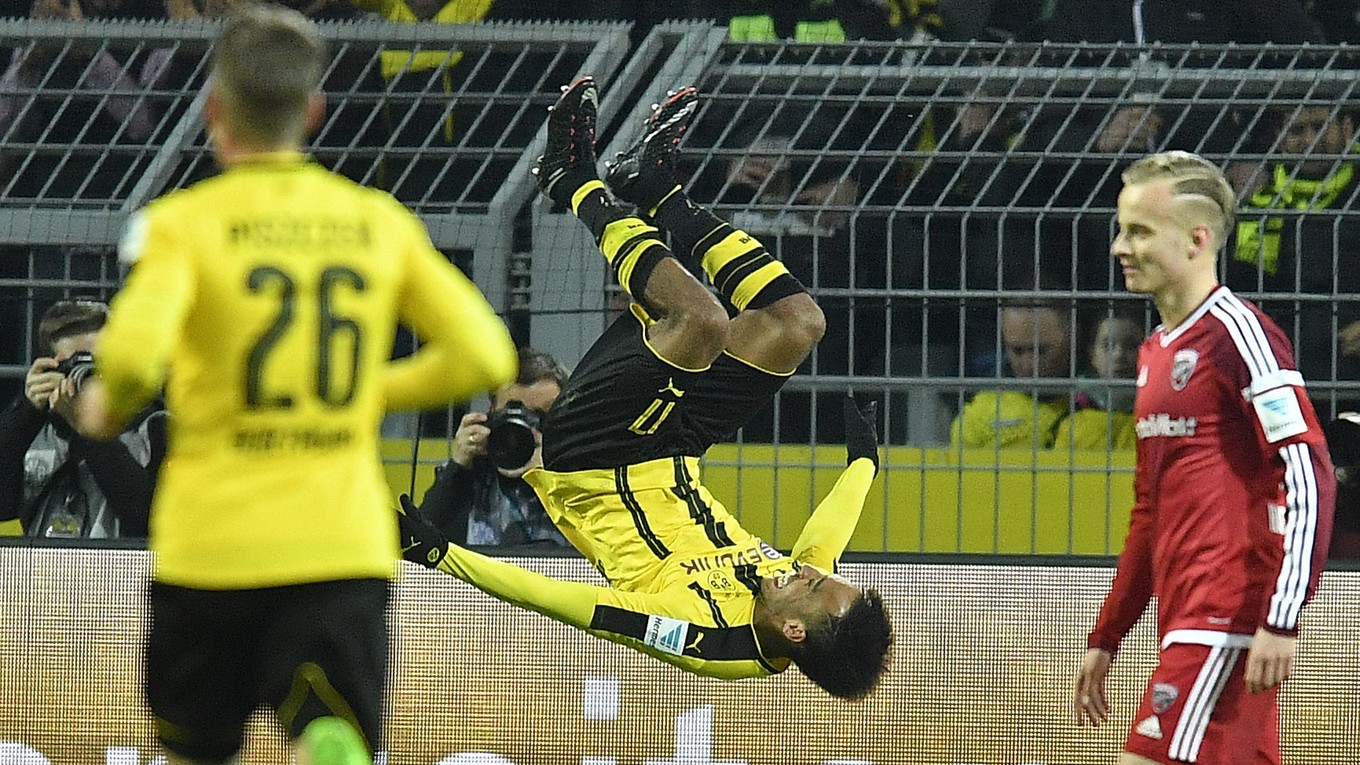 Emerick-Pierre Aubameyang (v strede) sa raduje zo svojho gólu.