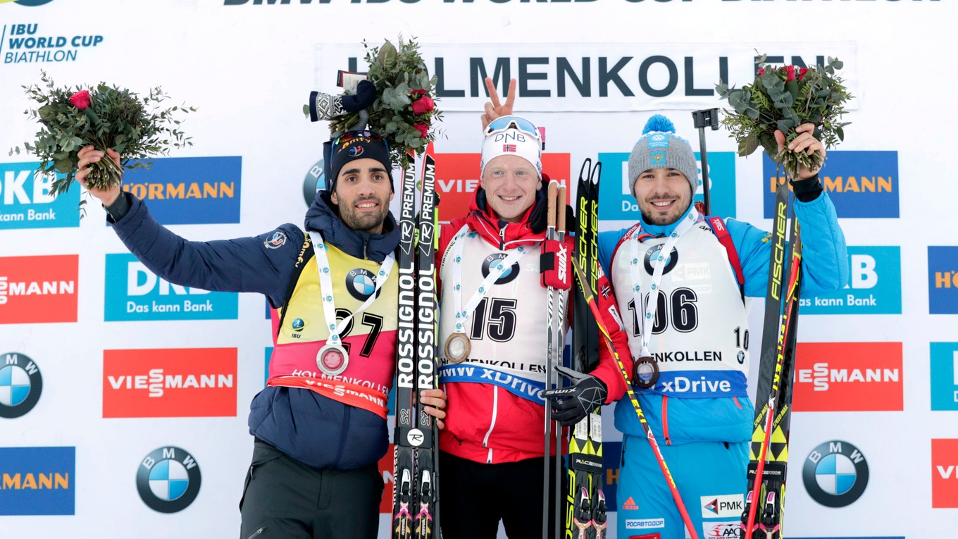 Johannes Thingnes Bö (v strede) sa raduje z víťazstva. Vľavo Martin Fourcade a vpravo Anton Šipulin.