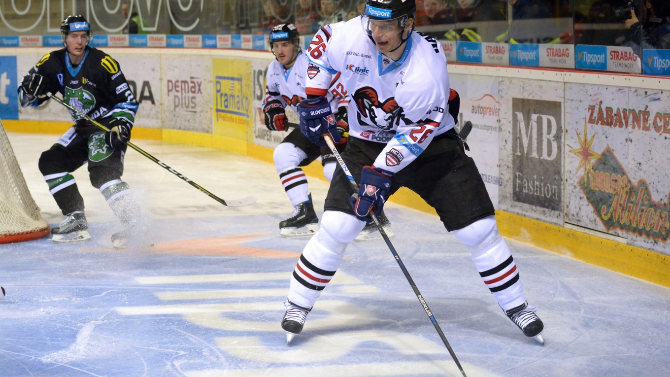 Michal Handzuš (v popredí) z HC ´05 iClinic Banská Bystrica počas 2. kola štvrťfinále play-off slovenskej hokejovej Tipsport ligy 2016/2017 medzi HC´05 iClinic Banská Bystrica - HC Nové Zámky.