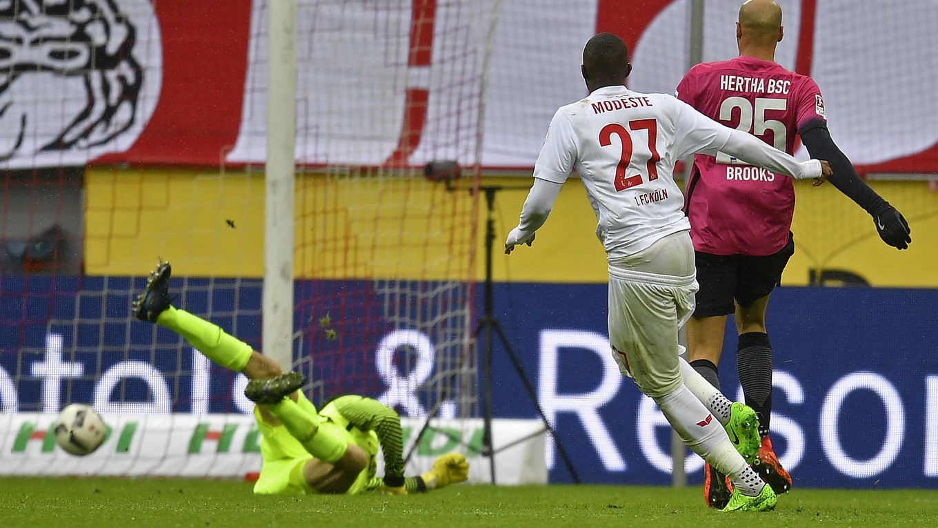 Anthony Modeste strieľa jeden zo svojich gólov v zápase proti Herthe Berlín.