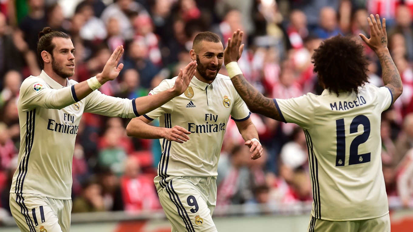 Futbalisti Realu Madrid oslavujú svoj gól do siete Athleticu Bilbao.