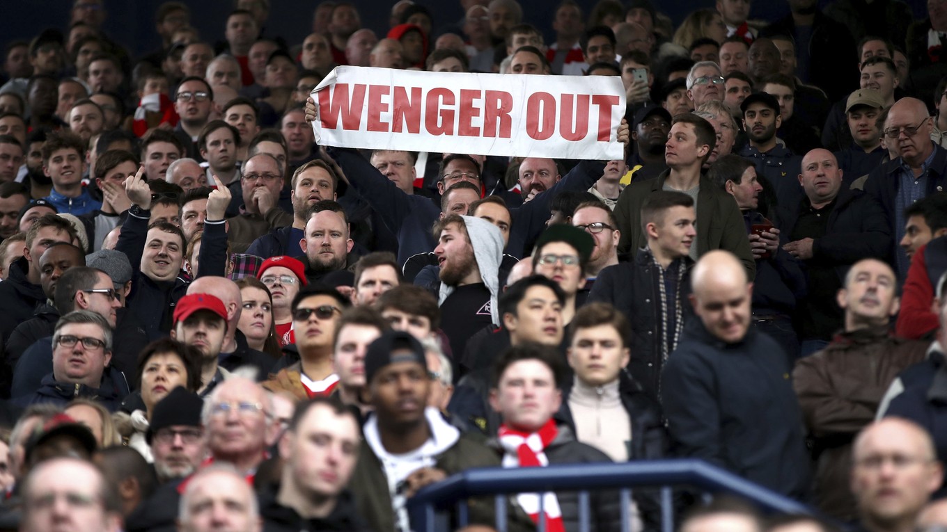 Aj počas sobotňajšieho zápasu na ihrisku West Bromwich Albion sa našli fanúšikovia, ktorí vyzývali Arsena Wengera na odstúpenie.