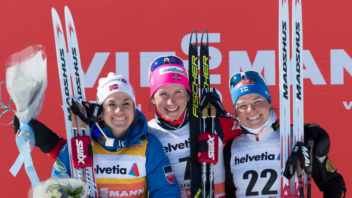 Nórska bežkyňa na lyžiach Marit Björgenová (uprostred) vyhrala preteky Svetového pohára na 10 km klasicky s hromadným štartom.