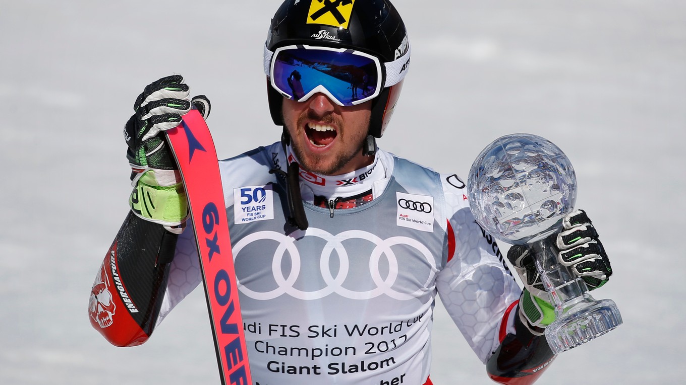 Marcel Hirscher pózuje s malým glóbusom za víťazstvo v klasifikácii obrovského slalomu.