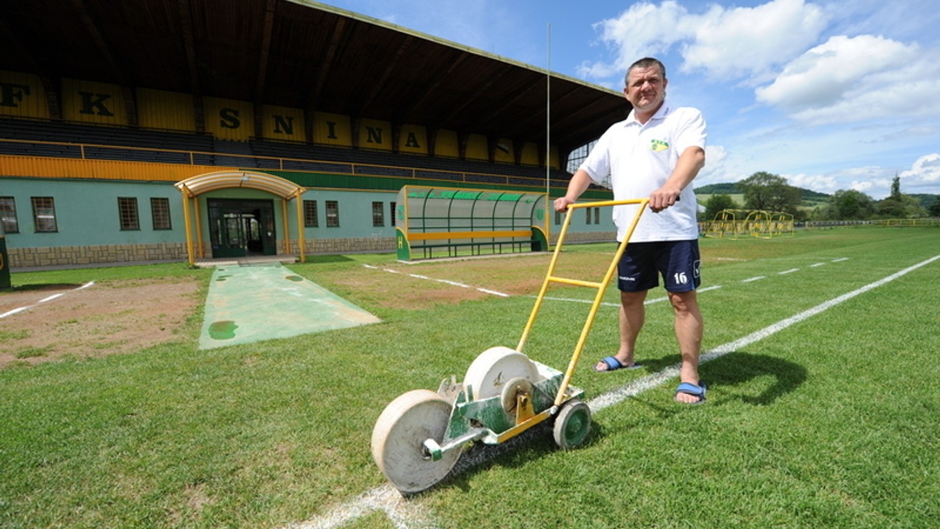 Niekdajší najlepší strelec slovenskej ligy lajnuje trávnik na štadióne v Snine.