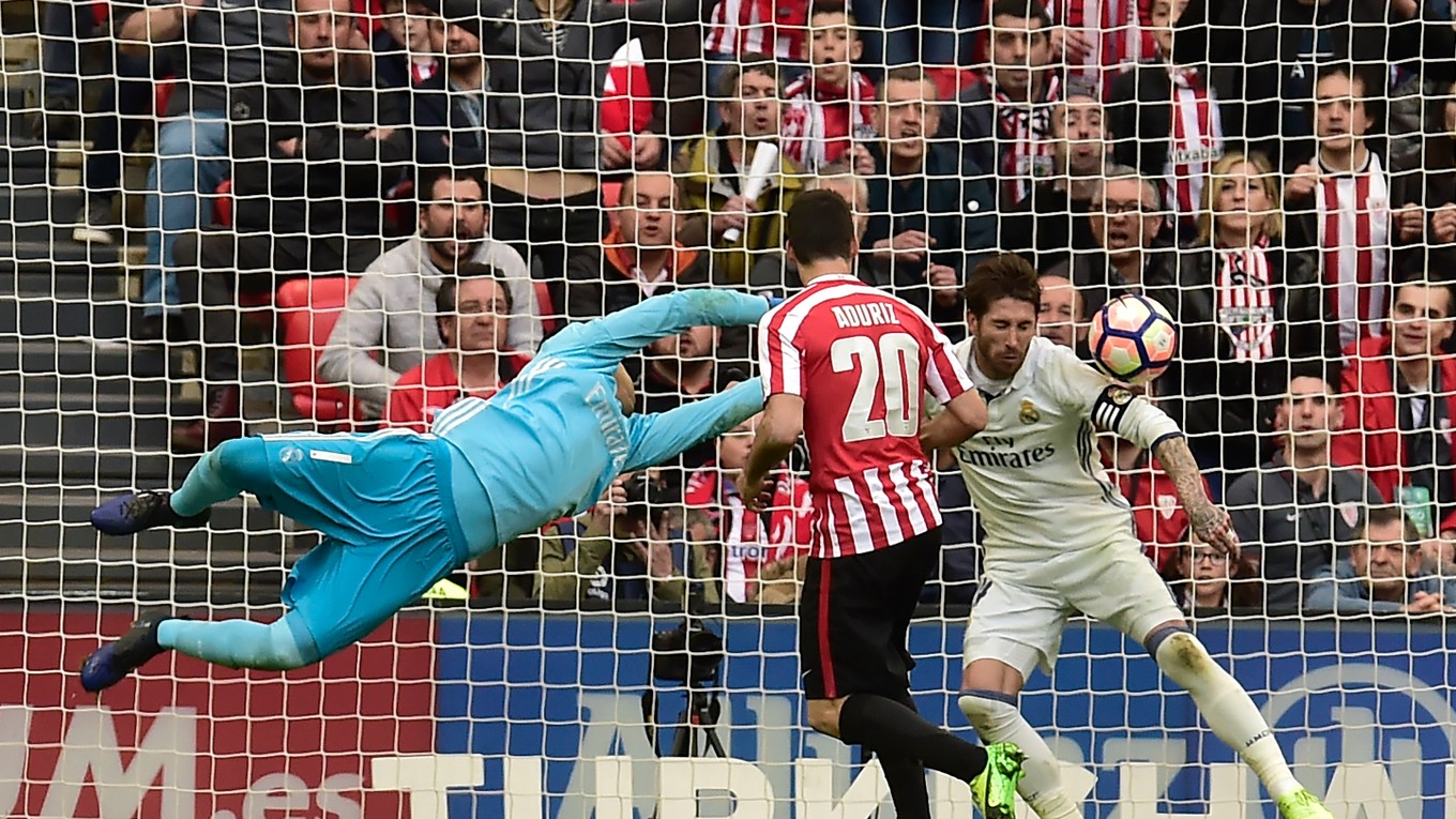 Aritz Aduriz (s číslom 20) strieľa gól do siete Realu Madrid.
