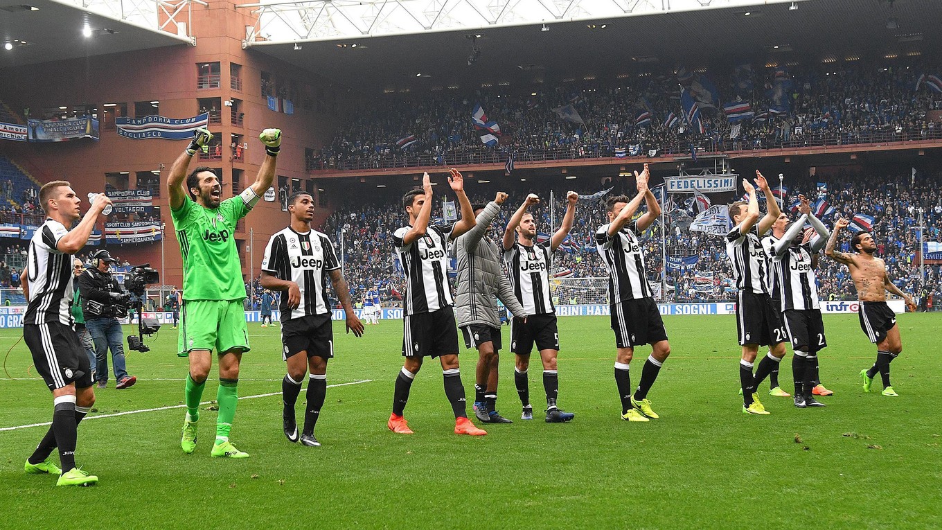 Futbalisti Juventusu Turín oslavujú víťazstvo nad Sampdoriou Janov.