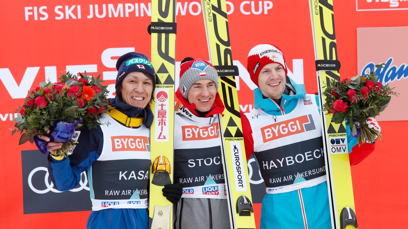 Traja najlepší pózujú po pretekoch vo Vikersunde - vľavo druhý Noriaki Kasai, víťaz Kamil Stoch a tretí Michael Hayböck.
