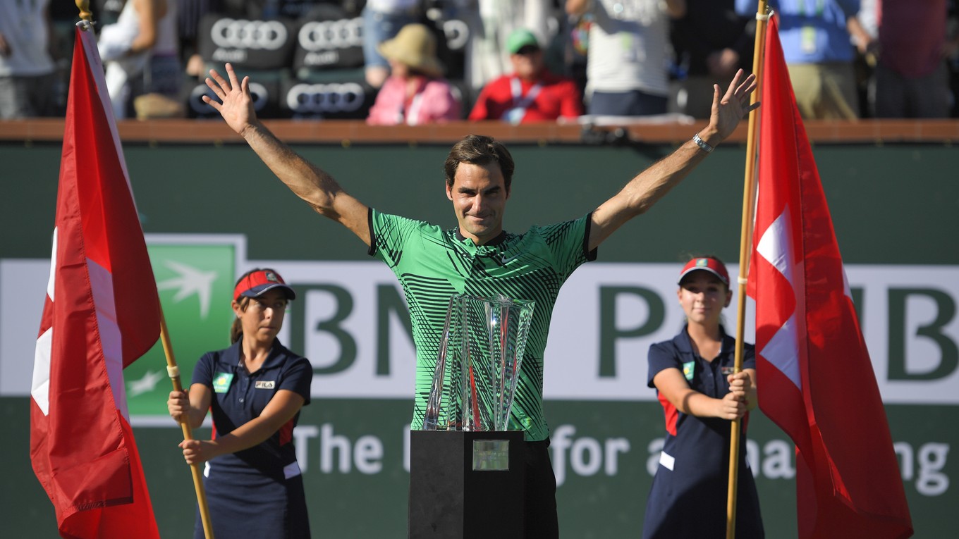 Roger Federer s trofejou pre víťaza.