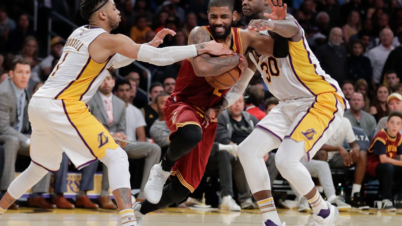 Kyrie Irving (v strede) bol najväčšou hviezdou obhajcu titulu.