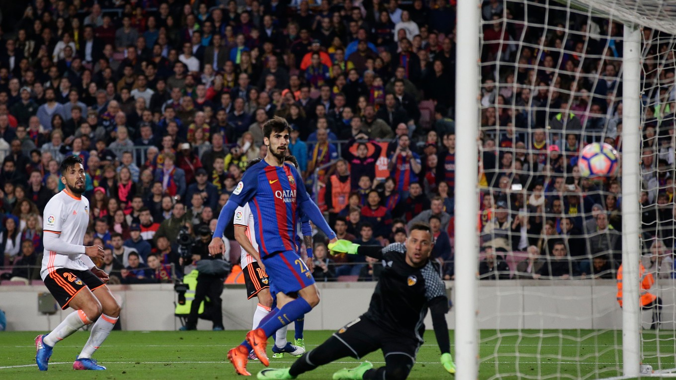 Andre Gomes strieľa gól.