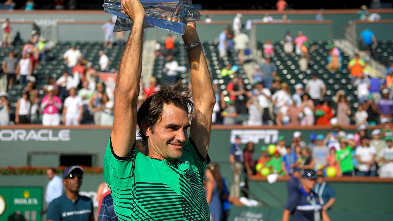 Roger Federer s trofejou pre víťaza turnaja v Indian Wells.